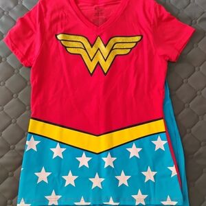 WONDER WOMAN SHIRT AND CAPE HALLOWEEN COSTUME SIZE LARGE FOR WOMEN OR TEEN - NEW